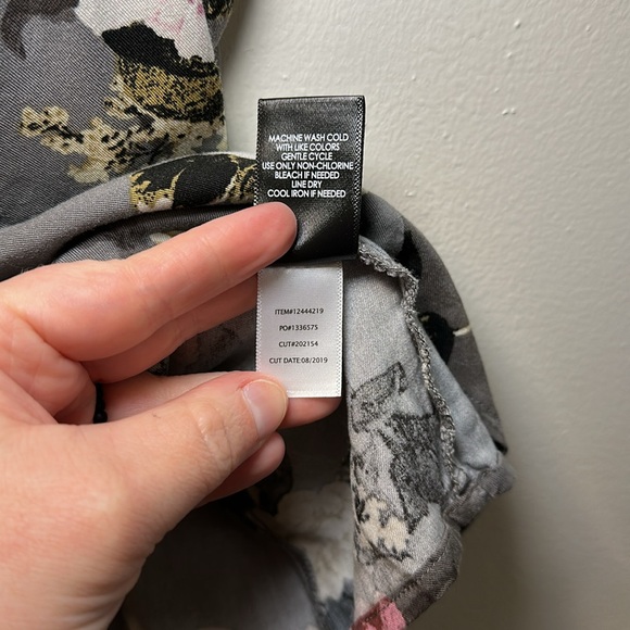 Torrid Women’s Gray Floral Fit & Flare Cami Tank Top Sz 2 - Picture 4 of 5